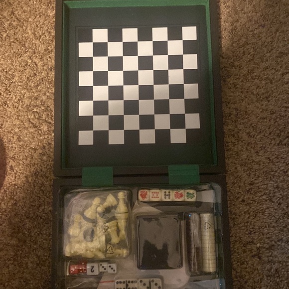 Multi- Game Set with Case - Picture 4 of 8